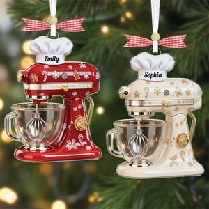 Può includere: Due decorazioni natalizie a forma di planetarie, una rossa e una color crema. Ognuna ha un cappello da chef con un nome, una ciotola trasparente e una frusta. L'impastatrice rossa ha dettagli di fiocchi di neve e bastoncini di zucchero bianchi. L'impastatrice color crema ha dettagli dorati.