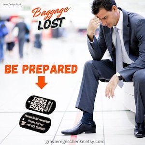 Könnte beinhalten: Ein Mann sitzt auf einer Bank mit einem verzweifelten Gesichtsausdruck. Der Text "Baggage LOST" befindet sich über ihm und "BE PREPARED" darunter. Ein Pfeil zeigt auf zwei schwarze Gepäckanhänger mit einem QR-Code und dem Text "Scan me" darauf. Der Text "Honest finder rewarded! Please call us: +49 123 1234567" befindet sich unter den Anhängern.