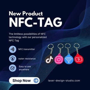 Puede incluir: Cinco etiquetas NFC redondas y coloridas con llaveros adjuntos. Las etiquetas presentan logotipos populares de redes sociales: TikTok, Instagram, WiFi y YouTube. El texto "laser-design-studio.com" está en la parte inferior de la imagen.