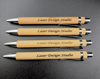Gravierter Bambus Kugelschreiber mit Clip Gravur! – personalisiert mit Wunschtext und Kraftpapiertasche – als Abschiedsgeschenk oder Werbung