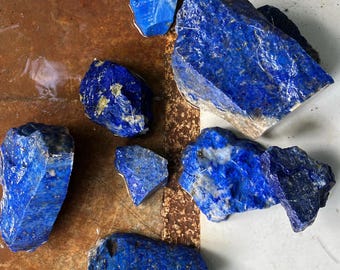 Sculpture personnalisée en lapis-lazuli, pendentif personnalisé en pierre de lapis, pierre précieuse sculptée à la main, cadeau en lapis-lazuli gravé de forme personnalisée, fait sur commande