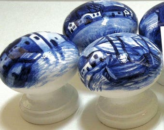 Juego de pomo de puerta pintado a mano en estilo azul de Delft con acabado brillante.