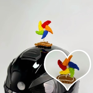Handstickad kawaii väderkvarnshjälmdekoration: Motorcykel, cykel, skidor