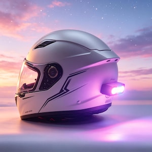 Peut inclure: Un casque de moto intégral blanc mat doté d'une visière transparente et d'accents graphiques noirs sur le côté. Un module d'éclairage noir rectangulaire avec trois lumières LED blanches brillantes est fixé à l'arrière de la coque du casque.