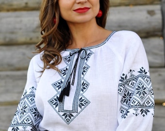 Chemisier en lin blanc à broderies noires, haut paysan bohème, chemise Vyshyvanka pour femme