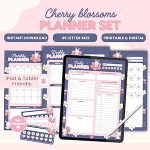 Puede incluir: Un conjunto de planificadores con temática de flores de cerezo. El conjunto incluye un planificador mensual, semanal y diario, además de rastreadores gratuitos. El diseño presenta acentos rosas y blancos sobre un fondo azul marino.