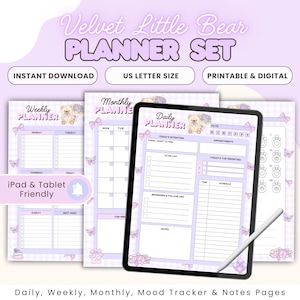 Puede incluir: Un conjunto de planificadores en tonos morados suaves, con planificadores semanales, mensuales y diarios. Una tableta digital muestra el planificador diario, con un lápiz óptico. Texto: "Velvet Little Bear PLANNER SET". Formato US Letter, digital e imprimible.