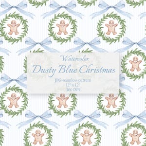 Peut inclure: Motif sans couture à l'aquarelle avec des bonhommes en pain d'épices dans des couronnes, des nœuds bleu clair et le texte "Dusty Blue Christmas". Le motif est sur fond blanc à rayures verticales. Le motif est de 30.48 cm x 30.48 cm à 300 DPI.