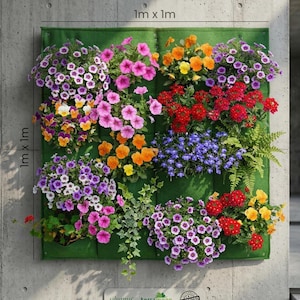 Puede incluir: Jardín vertical verde de 1m x 1m con flores multicolores: rosas, moradas, naranjas, rojas y amarillas. Montado en una pared de hormigón. Se ve el nombre de la marca "terramoss".
