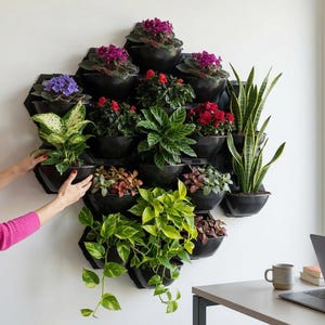 Könnte beinhalten: Ein Set aus drei Keramikbechern mit gesprenkelter, matter Oberfläche. Die Becher sind in Creme-, Hellgrau- und Dunkelgrautönen gehalten. Jeder Becher hat ein schlichtes, minimalistisches Design, ideal für Kaffee oder Tee.