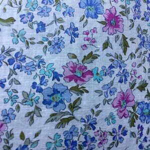 Envío gratuito de esta tela francesa vintage de algodón ligero con estampado floral. Tela francesa vintage. Proyectos de costura, costura lenta y registro de artículos usados.