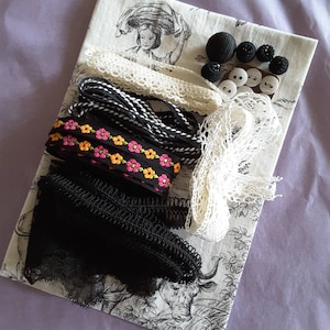 Livraison gratuite - fournitures d'artisanat... dentelle, garnitures, boutons et un peu de toile de jouy pour projets de couture, couture lente, travaux manuels, techniques mixtes