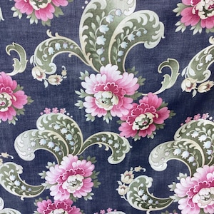 Könnte beinhalten: Ein dunkelblauer Stoff mit einem floralen Muster. Die Blumen sind rosa, weiß und grün. Das Muster ist ein Paisley-Muster.