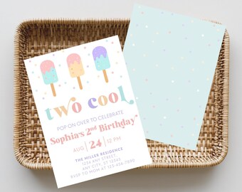Könnte beinhalten: Eine Geburtstagseinladung mit Eis am Stiel-Motiv. Die Einladung zeigt drei bunte Eis am Stiel und die Worte "two cool". Die Einladung enthält auch den Text "Sophia's 2nd Birthday" und Veranstaltungsdetails. Eine hellblaue Karte mit pastellfarbenen Punkten ist ebenfalls vorhanden.