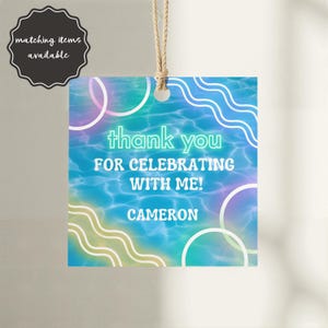 K&ouml;nnte beinhalten: Ein quadratisches Geschenk-Etikett mit einem blau-t&uuml;rkisfarbenen, wasser&auml;hnlichen Hintergrund. Das Etikett tr&auml;gt die Worte "thank you for celebrating with me!" und den Namen "Cameron" in wei&szlig;er und teal-farbener Schrift. Wei&szlig;e Wellenlinien und Kreise verzieren die R&auml;nder.