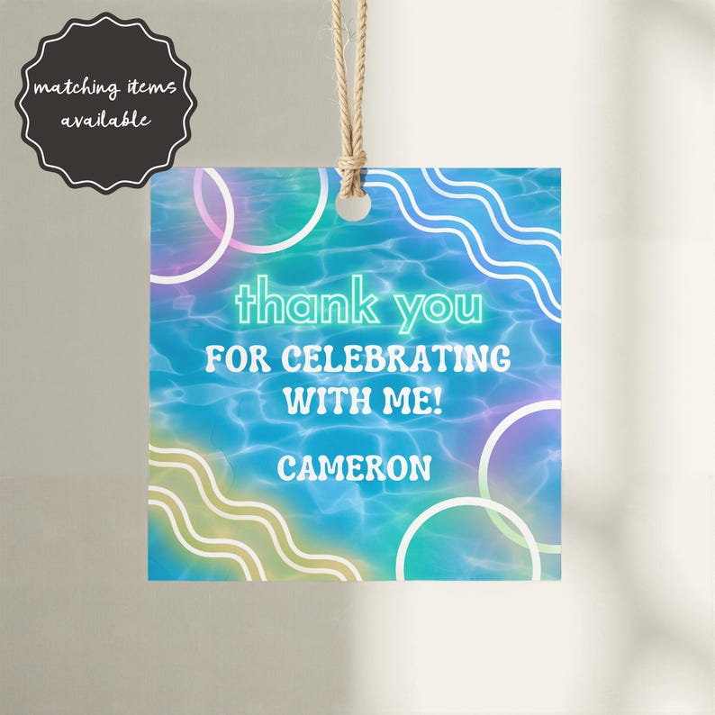 K&ouml;nnte beinhalten: Ein quadratisches Geschenk-Etikett mit einem blau-t&uuml;rkisfarbenen, wasser&auml;hnlichen Hintergrund. Das Etikett tr&auml;gt die Worte "thank you for celebrating with me!" und den Namen "Cameron" in wei&szlig;er und teal-farbener Schrift. Wei&szlig;e Wellenlinien und Kreise verzieren die R&auml;nder.