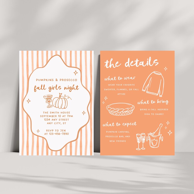 Puede incluir: Dos tarjetas de color melocot&oacute;n con texto e ilustraciones en blanco. Una tarjeta es una invitaci&oacute;n a una "noche de chicas de oto&ntilde;o" con calabazas y prosecco. La otra tarjeta enumera los detalles: usar ropa de oto&ntilde;o, traer un plato y esperar tallado de calabazas y prosecco.
