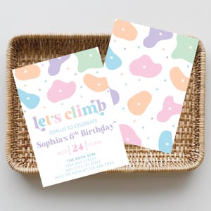 Peut inclure: Deux cartons d'invitation aux couleurs pastel, avec le texte "let's climb" et les détails d'une fête de 8 ans. Les cartes ont un fond blanc avec des formes abstraites colorées et des étoiles, placées dans un panier en osier.