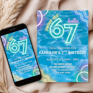 K&ouml;nnte beinhalten: Ein Smartphone und eine Einladungskarte mit blauem Wasserhintergrund und Neontext. Die Einladung lautet "hello 67" und "Swim on over for Cameron's 7th Birthday" mit Veranstaltungsdetails. Das Telefon zeigt das gleiche Design.