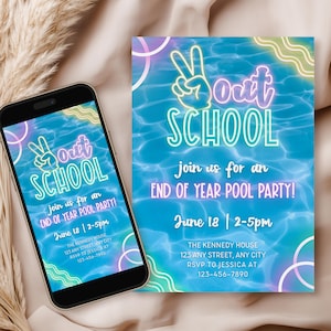 Può includere: Uno smartphone e un biglietto d'invito a tema festa in piscina. L'invito presenta il testo "Out School" con un segno di pace e i dettagli per una festa in piscina di fine anno il 18 giugno, dalle 14:00 alle 17:00. Lo sfondo è un motivo ad acqua blu.