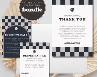 Op de afbeelding: Een verzameling baby shower briefpapier met een zwart-wit geblokt patroon. De bundel bevat een ronde sticker met de tekst "A Little Dude is on the Way", een bedankkaart, een luier verloting kaart en een boek aanvraag kaart.