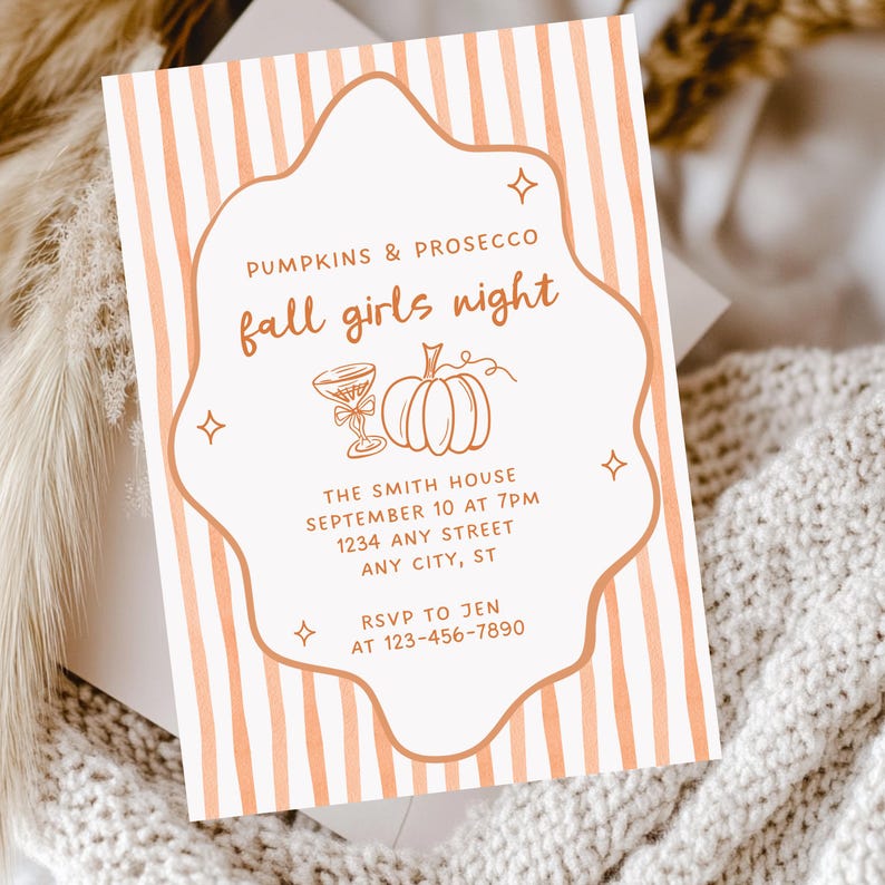 Puede incluir: Una invitaci&oacute;n con tem&aacute;tica oto&ntilde;al con rayas verticales melocot&oacute;n. El texto dice "PUMPKINS & PROSECCO fall girls night" con detalles del evento. Una ilustraci&oacute;n de calabaza y c&oacute;ctel est&aacute; en el centro.