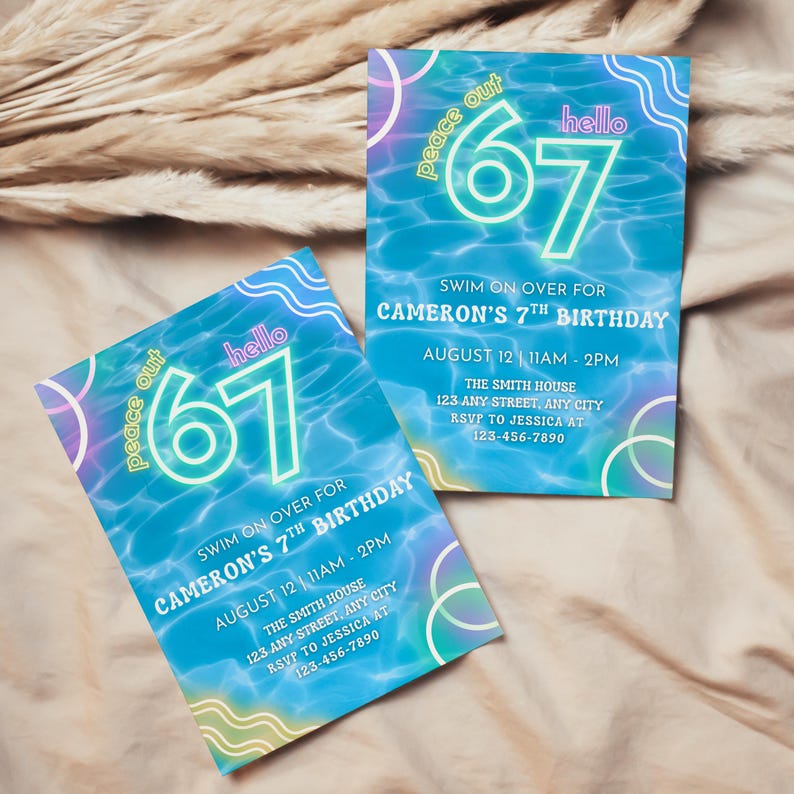K&ouml;nnte beinhalten: Zwei Geburtstagseinladungen mit blauem Wasserhintergrund. Die Einladungen sagen "hello 67" und "peace out". Der Text auf der Einladung lautet "Swim on over for Cameron's 7th Birthday" und enth&auml;lt Datum, Uhrzeit und RSVP-Informationen.