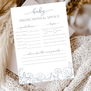 Puede incluir: Una tarjeta blanca para el juego de baby shower con texto azul e ilustraciones de conchas marinas. La tarjeta incluye secciones para predicciones y consejos, con indicaciones para la fecha de nacimiento, el peso y el color de ojos. La tarjeta está decorada con gráficos de conchas marinas.