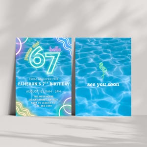 K&ouml;nnte beinhalten: Zweiseitige Einladung mit Pool-Motiv. Die Vorderseite zeigt den Text "peace out 67" und "Swim on over for Cameron's 7th Birthday". Die R&uuml;ckseite hat eine Flamingo-Grafik und die Worte "see you soon". Der Hintergrund ist eine blaue Wassertextur.
