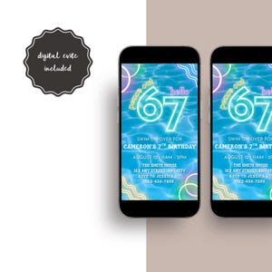 K&ouml;nnte beinhalten: Zwei Smartphones, die eine digitale Geburtstagseinladung anzeigen. Die Einladung zeigt einen blauen Wasserhintergrund mit dem Text "hello 67" und Veranstaltungsdetails. Die Einladung ist f&uuml;r Camerons 7. Geburtstag.