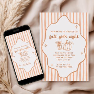 Puede incluir: Un smartphone y una tarjeta de invitación con temática otoñal. La invitación presenta rayas verticales melocotón, el texto "Pumpkins & Prosecco fall girls night", una calabaza y una copa de cóctel. El teléfono muestra el mismo diseño.