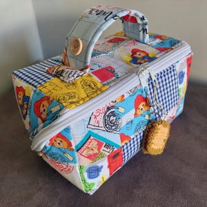 Paddington Bär Themen-Patchwork-Box-Tasche mit gehäkeltem Marmalade-Sandwich-Schlüsselanhänger.