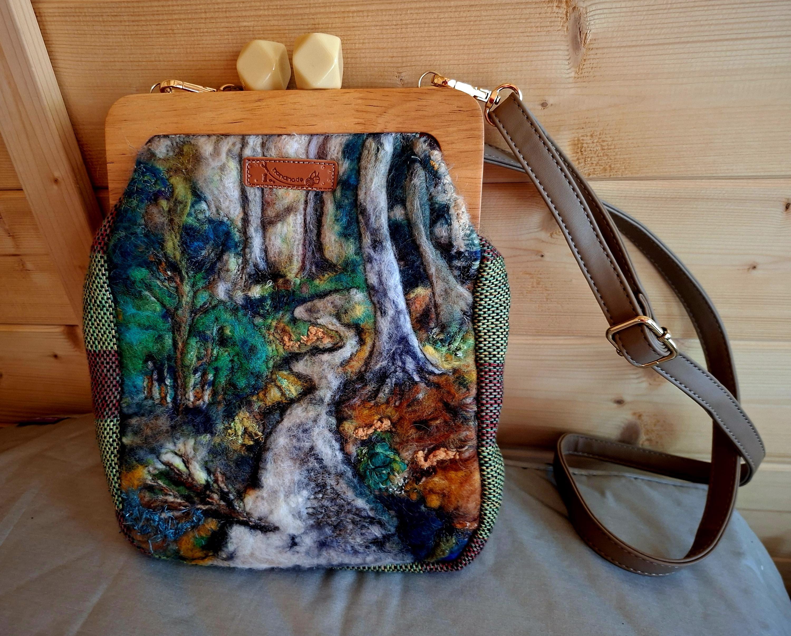 Sac à bandoulière scène écossais en feutre humide et aiguilleté. Harestanes Ecosse. Fait main et cousu à la machine pour mettre l'image en valeur.