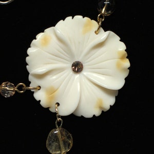 Off-White Flowers Repurposed Vintage Statement Necklace ST1509 image 4
