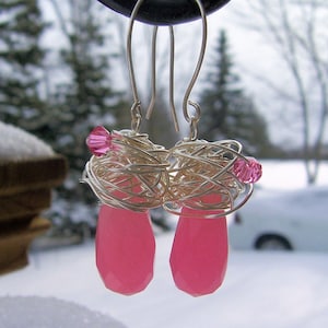 Jade rose bonbon et fil d’argent sterling enveloppé boucles d’oreilles, bijoux de jade, Saint Valentin