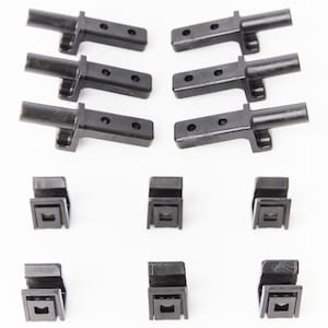 Puede incluir: Un juego de seis bisagras de puerta de armario de plástico negro, con seis clips. Las bisagras tienen un pequeño brazo que se extiende desde el cuerpo principal de la bisagra.