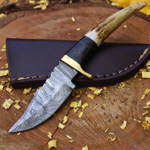 Hand-Forged Damascus Skinner Knife – Razor Sharp, Full Tang, Leather Sheath | Damascus Twist Pattern Skinner Knife with Stag Horn Handle