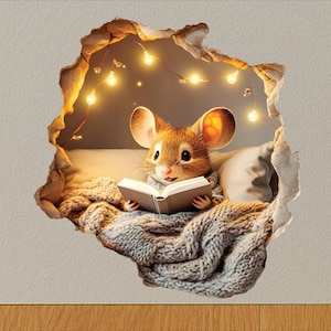 Może przedstawiać: Kapryśna ilustracja myszy czytającej książkę, wtulonej w przytulne łóżko. Scena rozgrywa się w rozerwanej ścianie, z ciepłymi lampkami choinkowymi dodającymi magicznego akcentu. Mysz jest otulona dzianinowym kocem.