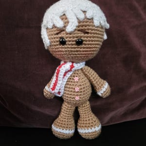 Crocheted Christmas Gingerbread Man and House: Holiday Decor image 3