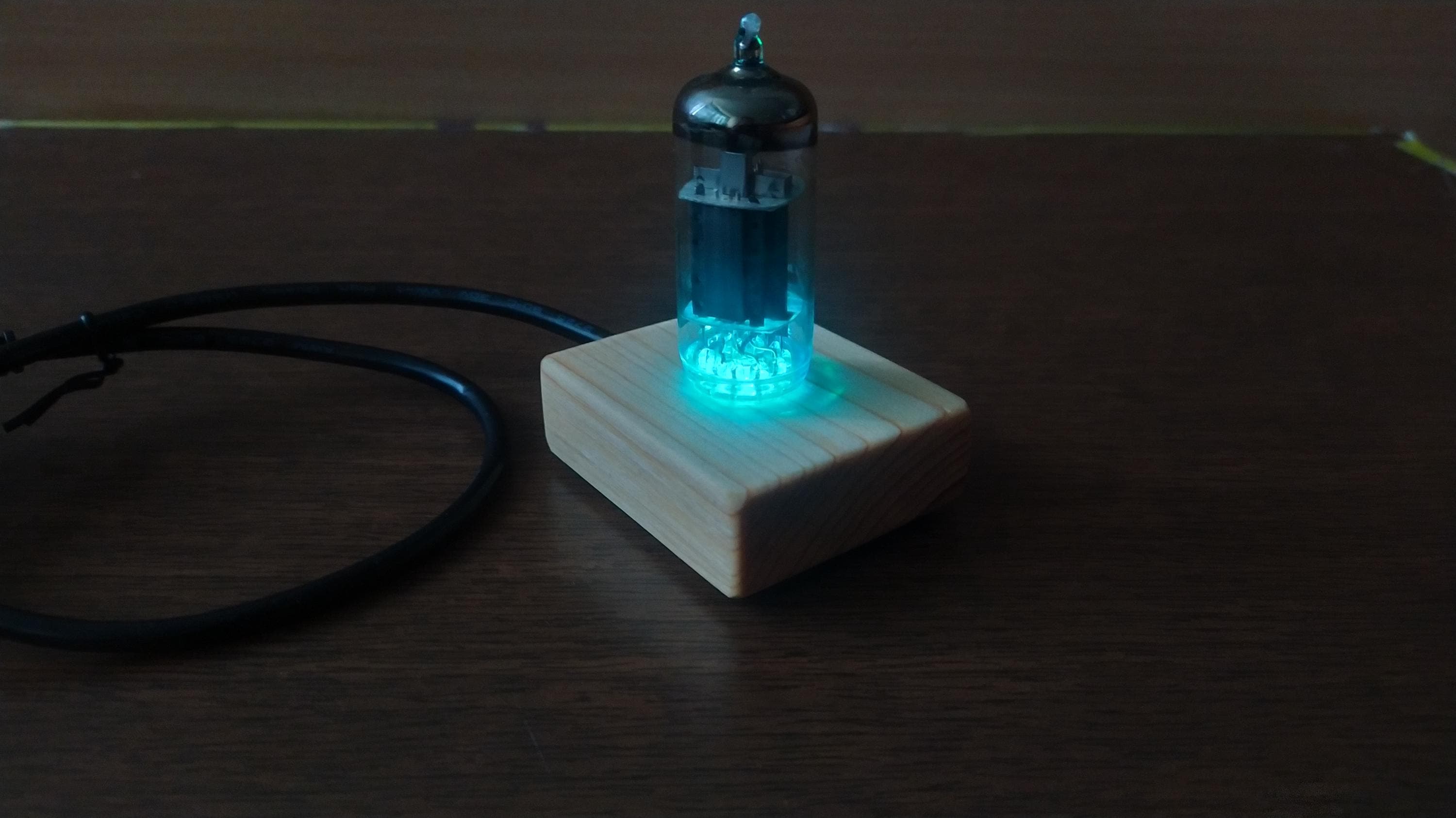Vacuum tube nightlight desk lamp with 6F4P tube
