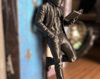 Decorazione per libreria a forma di lettore motociclista / Figura per angolo lettura in stile dark romance / Seduta da scaffale a forma di lettore libresco stampata in 3D / Regalo per lettore gotico