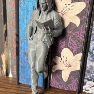 Lettore incappucciato sexy da scaffale / Decorazione dark romance / Accessorio per scaffale stampato in 3D immagine 4