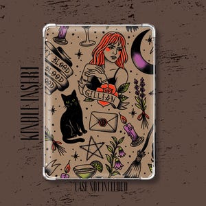 Könnte beinhalten: Ein rechteckiger Kindle-Einsatz mit beigem Hintergrund und einem sich wiederholenden Tattoo-Muster. Die Illustrationen zeigen eine Person mit roten Haaren, eine schwarze Katze, einen Halbmond, einen versiegelten Umschlag, einen Besen, Kerzen und Blumen.