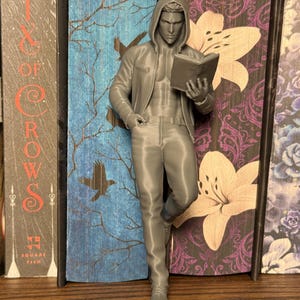 Pu&ograve; includere: Un set di tre tazze in ceramica con finitura opaca e macchiettata. Le tazze sono nei toni del crema, grigio chiaro e grigio scuro. Ogni tazza ha un design semplice e minimalista e un manico arrotondato. Per caff&egrave; o t&egrave;.