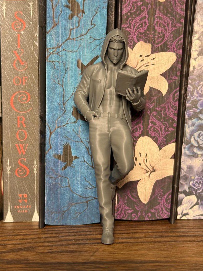 Pu&ograve; includere: Un set di tre tazze in ceramica con finitura opaca e macchiettata. Le tazze sono nei toni del crema, grigio chiaro e grigio scuro. Ogni tazza ha un design semplice e minimalista e un manico arrotondato. Per caff&egrave; o t&egrave;.