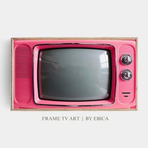 Puede incluir: Un televisor vintage rosa con un marco de madera. El televisor tiene una pantalla en blanco y negro y un bisel plateado. El televisor tiene una perilla plateada en el lado derecho y un botón plateado en el lado izquierdo. El televisor está sobre un fondo blanco. "FRAME TV ART | BY EBICA" está impreso debajo del televisor.