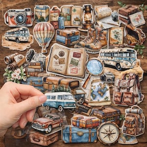Op de afbeelding: Een verzameling stickers met een vintage thema over reizen. De stickers tonen afbeeldingen van een camera, bus, luchtballon, bagage, paspoort, kaart, kompas en andere reisgerelateerde items. De stickers zijn gerangschikt op een houten oppervlak.