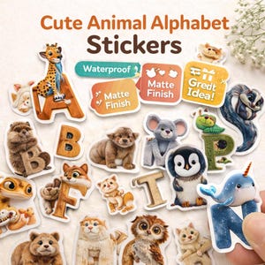 Könnte beinhalten: Eine Sammlung farbenfroher Aufkleber mit dem Alphabet und niedlichen Tierillustrationen. Die Aufkleber zeigen eine Giraffe, einen Bären, einen Fuchs, einen Pinguin und einen Narwal. Der Text lautet "Cute Animal Alphabet Stickers", "Waterproof" und "Matte Finish".