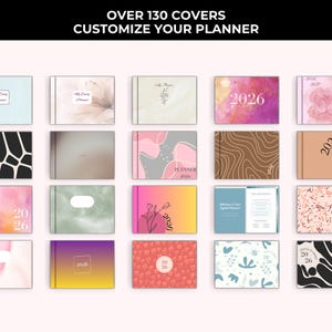 Op de afbeelding: Een verzameling planner covers met diverse ontwerpen, waaronder bloemen, abstracte en geometrische patronen. De covers tonen het jaar 2026 en de tekst "OVER 130 COVERS CUSTOMIZE YOUR PLANNER". De planners worden gepresenteerd op een lichtroze achtergrond.