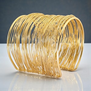 Brazalete ancho de alambre, brazalete moderno y escultural ajustable.